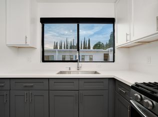 2033 Beachwood Dr, Los Angeles, CA 90068