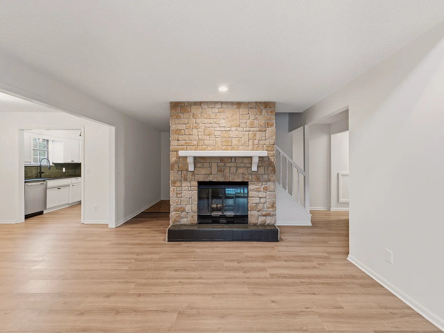3 bed, 2210 sqft, $2,500 — Photo 2