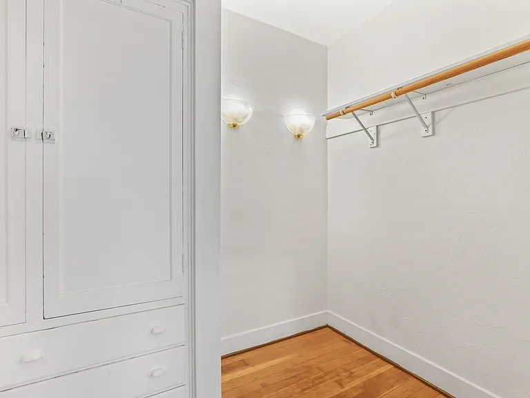2128 SE Hawthorne Blvd - Caldwell Apartments — Photo 22