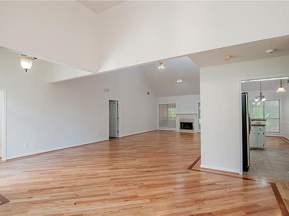 5th image of 640 Claredon Ct