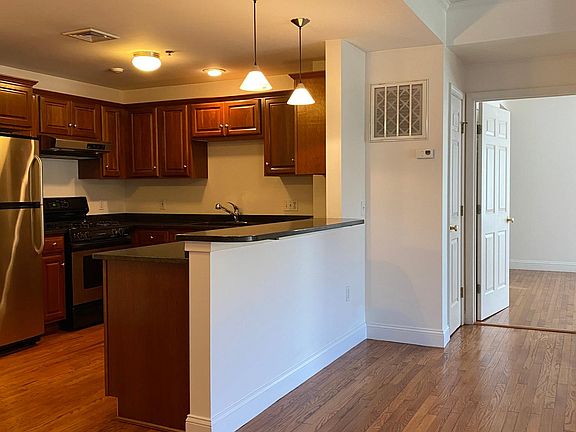 4th image of 100 Wayland Ave
