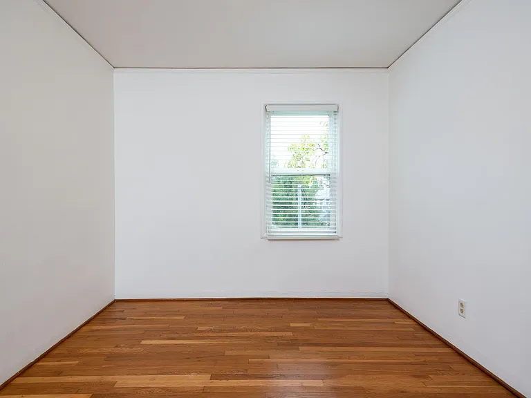 2211 NE Pacific St — Photo 21