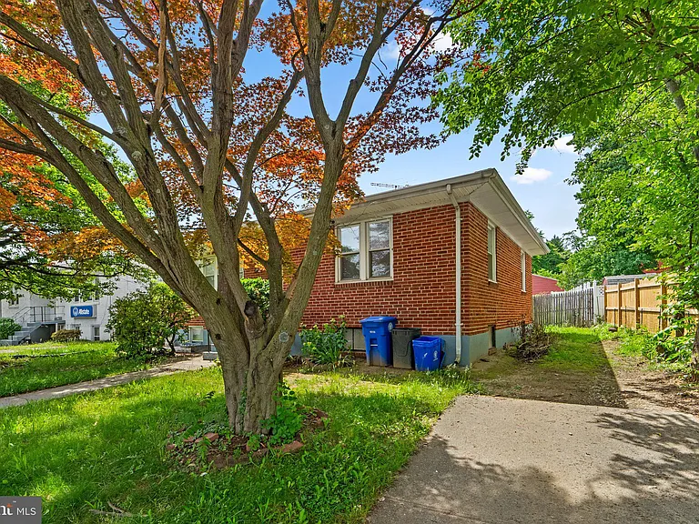 10112 Sutherland Rd — Photo 3