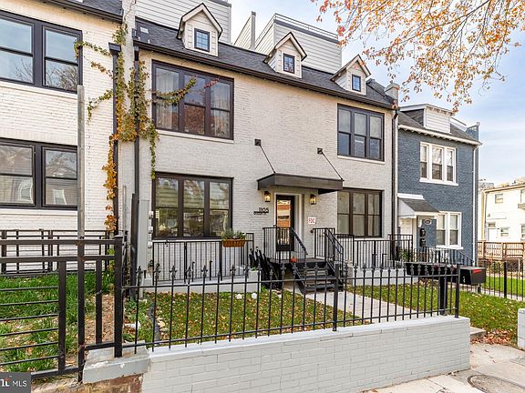 2nd image of 1105 Queen St NE APT 1