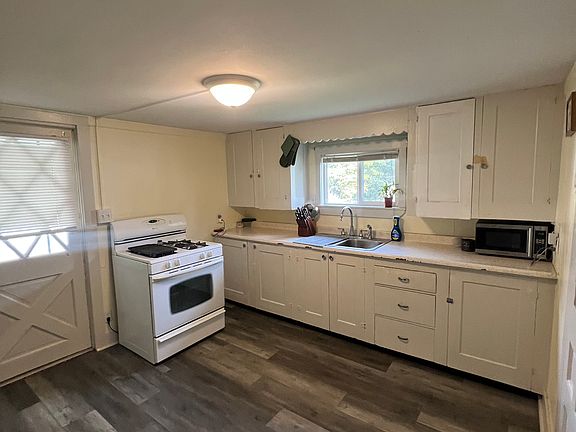 3rd image of 214 Hugh St