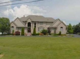 6953 Meadowlake Rd, Bloomfield Township, MI 48301