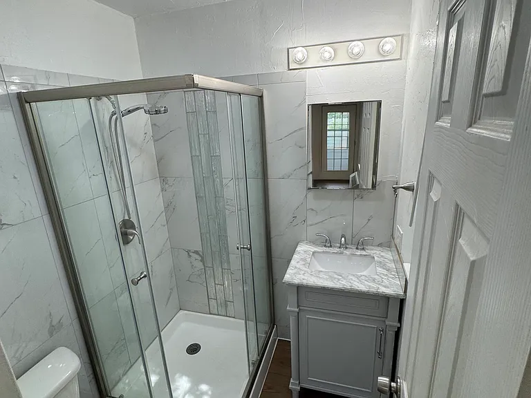 1812 1/2 N Saint Clair Ave — Photo 10