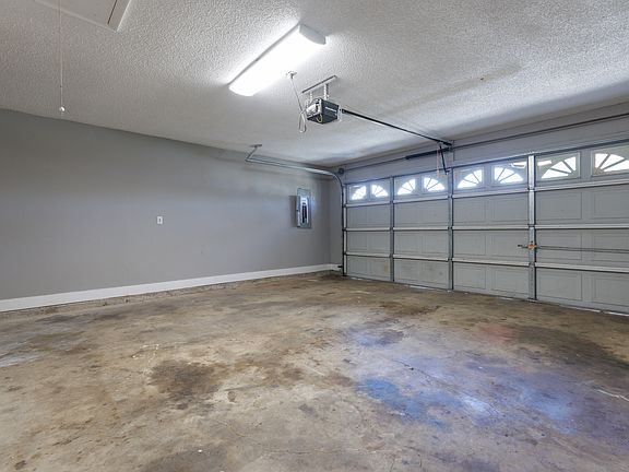 4th image of 323 Willow Oak Dr