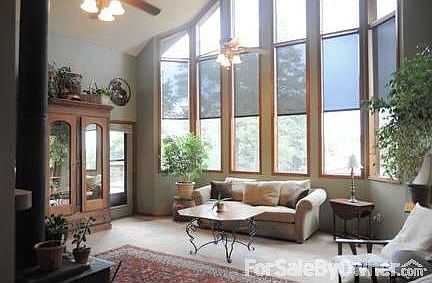 Lots of Light/Big Windows/Mountain Views