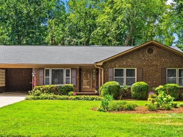 1404 Woodgreen Dr, Greensboro, NC 27405