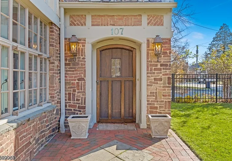 107 Clinton Ave — Photo 5