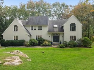 12 Hilltop Rd, Waccabuc, NY 10597