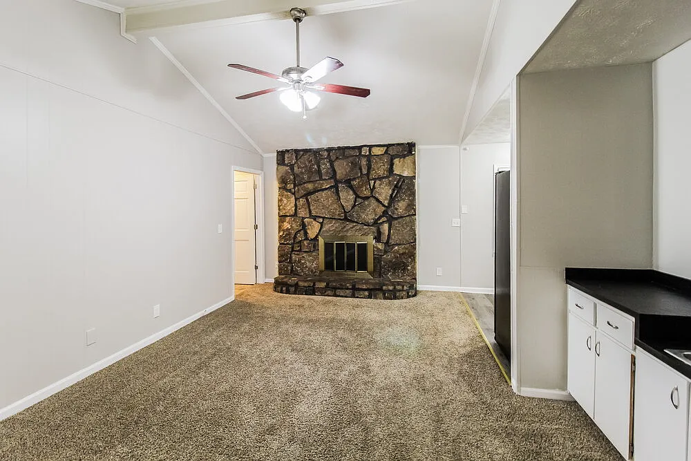 3 bed, 2.0 bath, 1762 sqft, $1,955 — Photo 3