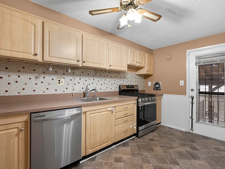 1029 Regina Dr — Photo 9