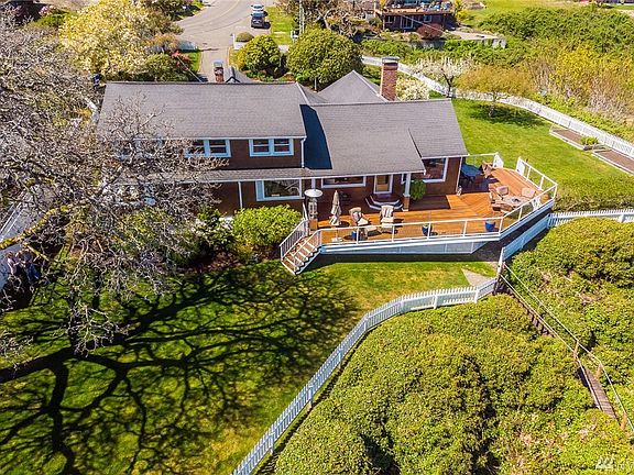 Views, waterfront, location, privacy.  Wow!  Does not get better than this!