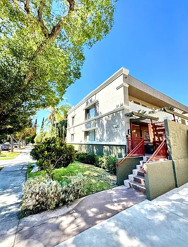 557 W Stocker St Photo 1