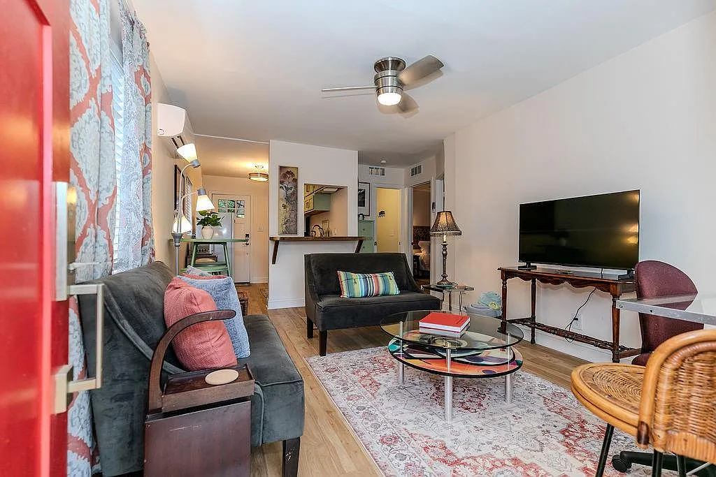 2 bed, 1.0 bath, 572 sqft, $2,350 — Photo 4