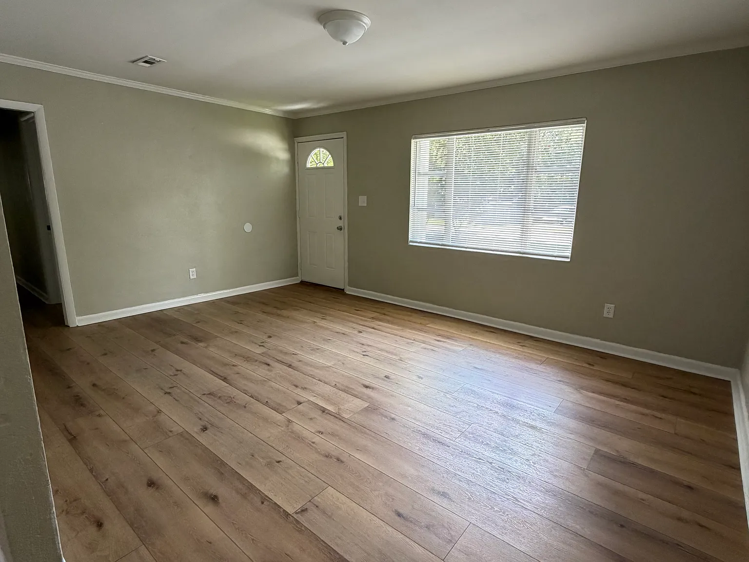 3 bed, 960 sqft, $1,300 — Photo 2