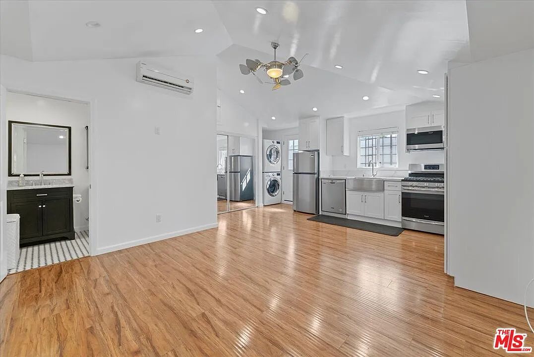 Studio, 1.0 bath, 440 sqft, $1,975 — Photo 4