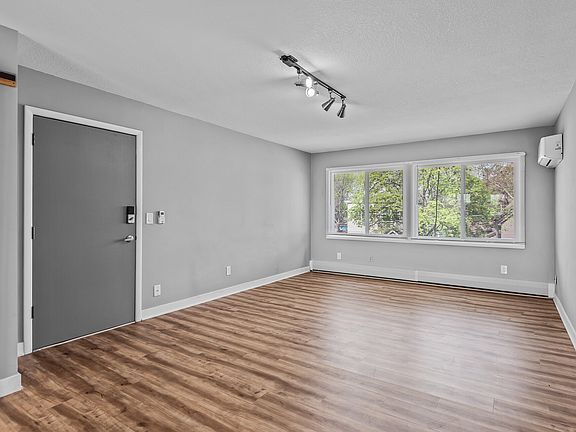 3rd image of 3039 California St NE Unit 5