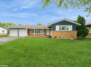 641 Pinewood Dr, Elk Grove Village, IL 60007