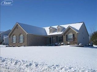 9040 Old Oak Dr, Grand Blanc, MI 48439