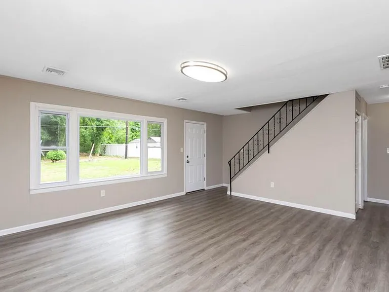 83 Buckingham Dr — Photo 2