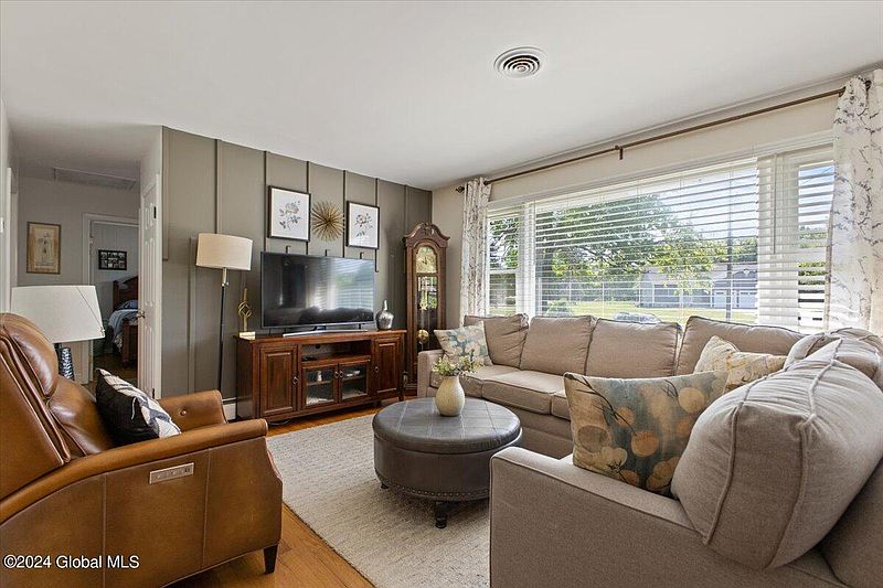 5th image of 42 Fellows Road