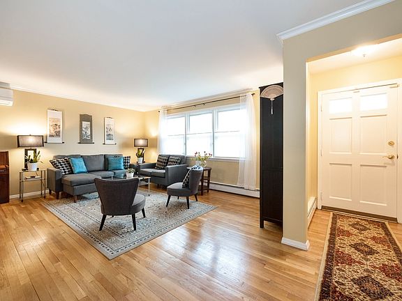 4th image of 8 Stratford Ave