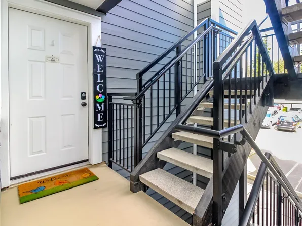 22810 30th Avenue S #C203, Des Moines, WA 98198