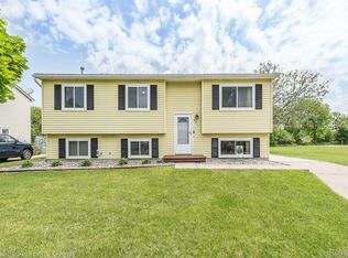 921 Tanager Trl, Howell, MI 48843