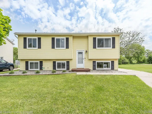 921 Tanager Trl, Howell, MI 48843