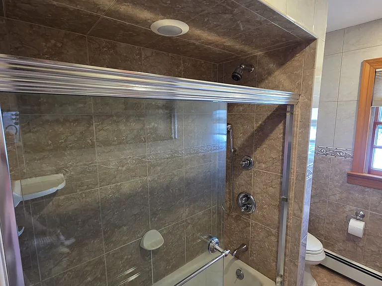 Main Bathroom Bathtub/Shower
