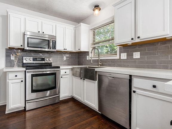 3rd image of 5017 Crestbury Ct