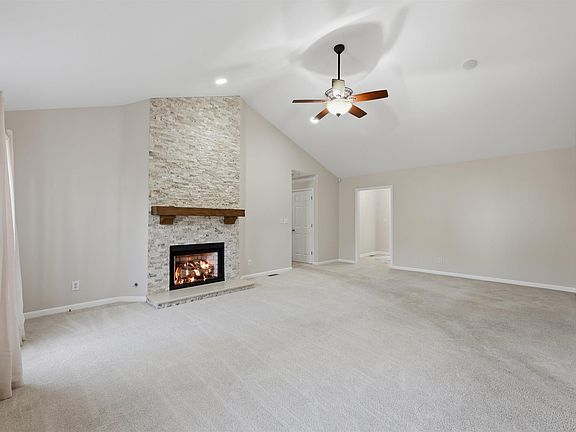 5th image of 151 E Mountain Creek Rd