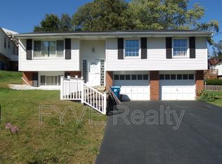 161 Colonial Village Dr, Pittsburgh, PA