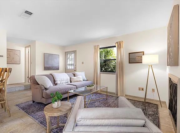 2nd image of 900 Taulbee Ln