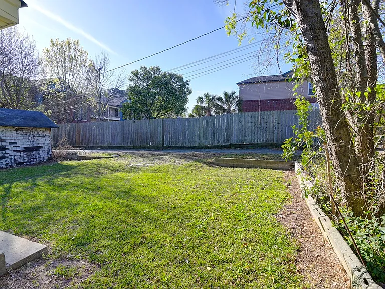 203 Augusta St — Photo 30