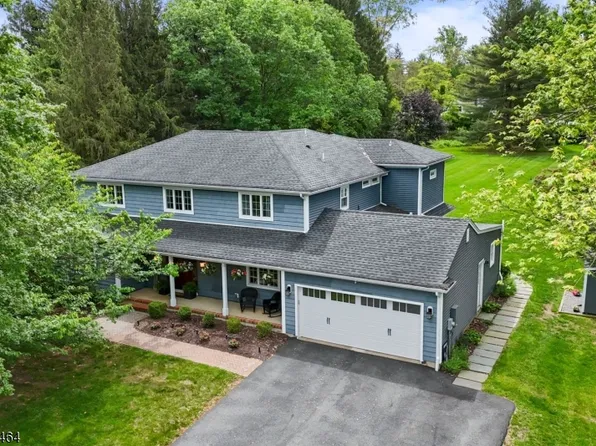 27 Phoenix Dr, Mendham Boro, NJ 07945