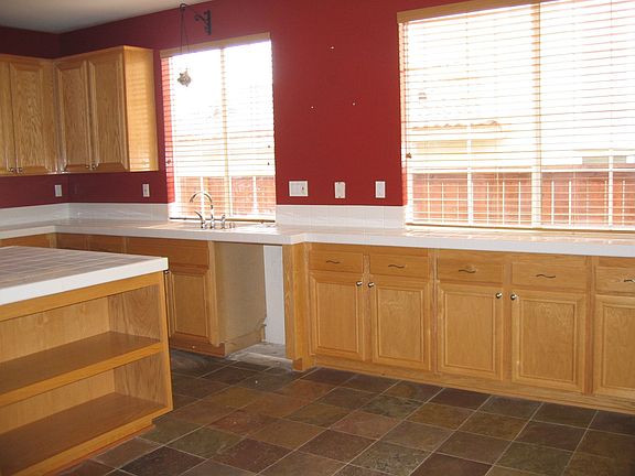 4th image of 1063 Tesoro Ave