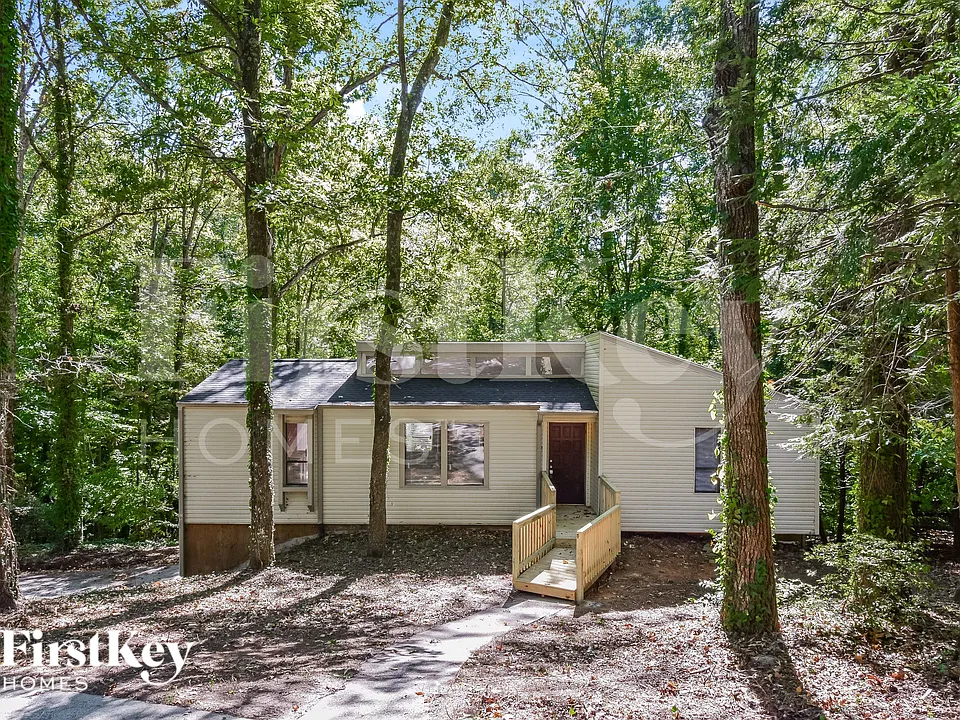 2695 Wendy Ln