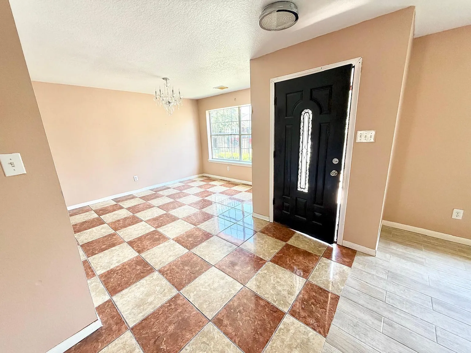3 bed, 2.0 bath, 2191 sqft, $1,900 — Photo 2