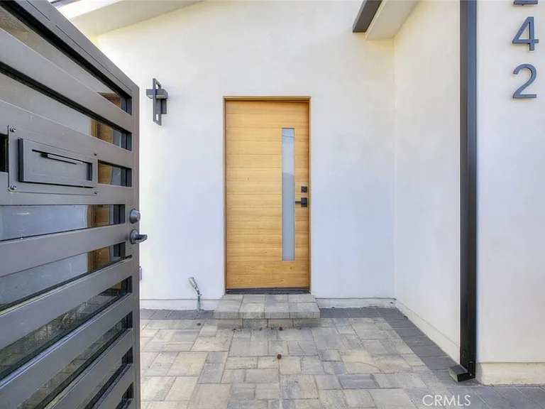2242 N Keystone St — Photo 2