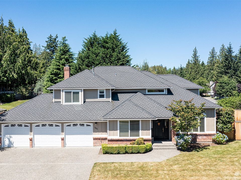 Welcome to this quality-built distinctive home in desirable Deerfield neighborhood.>