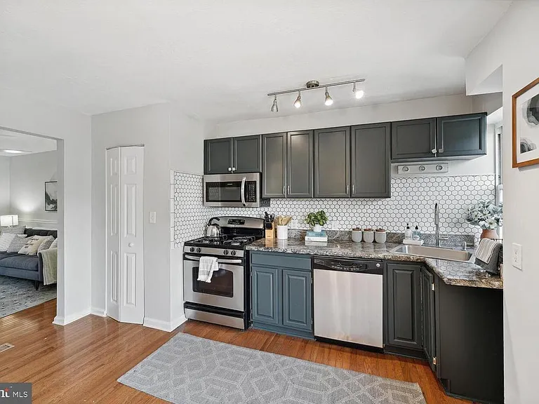 2325 Chester St SE — Photo 4