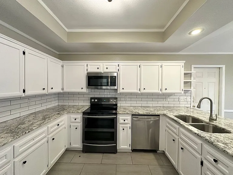 1818 Diana Ln — Photo 14