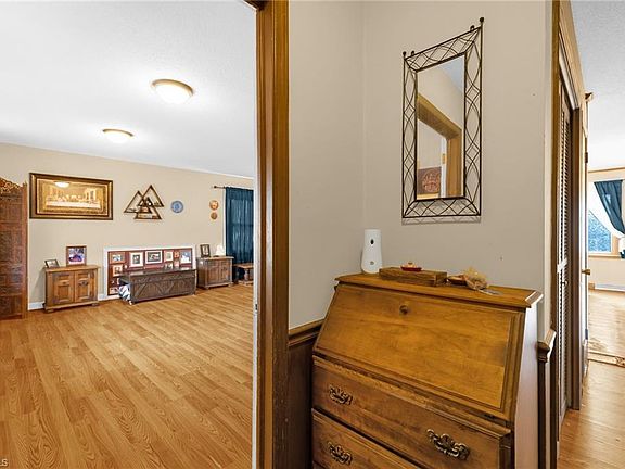 4th image of 607 W Academy St