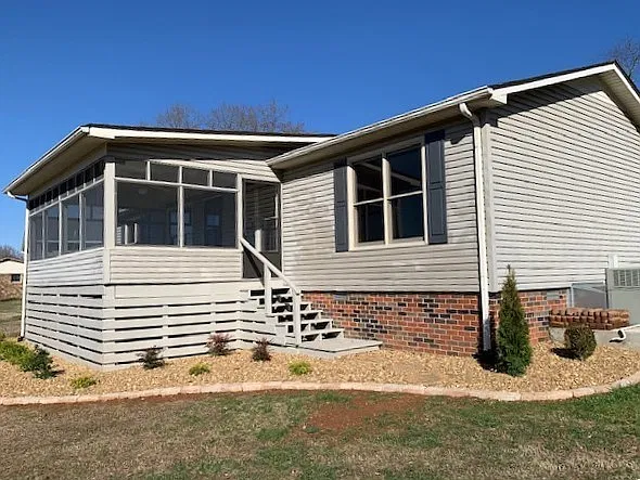 3 bed, 2.0 bath, 1200 sqft, $1,795 — Photo 4