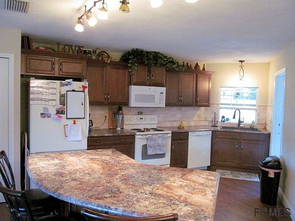 5th image of 28 Berkshire Ln