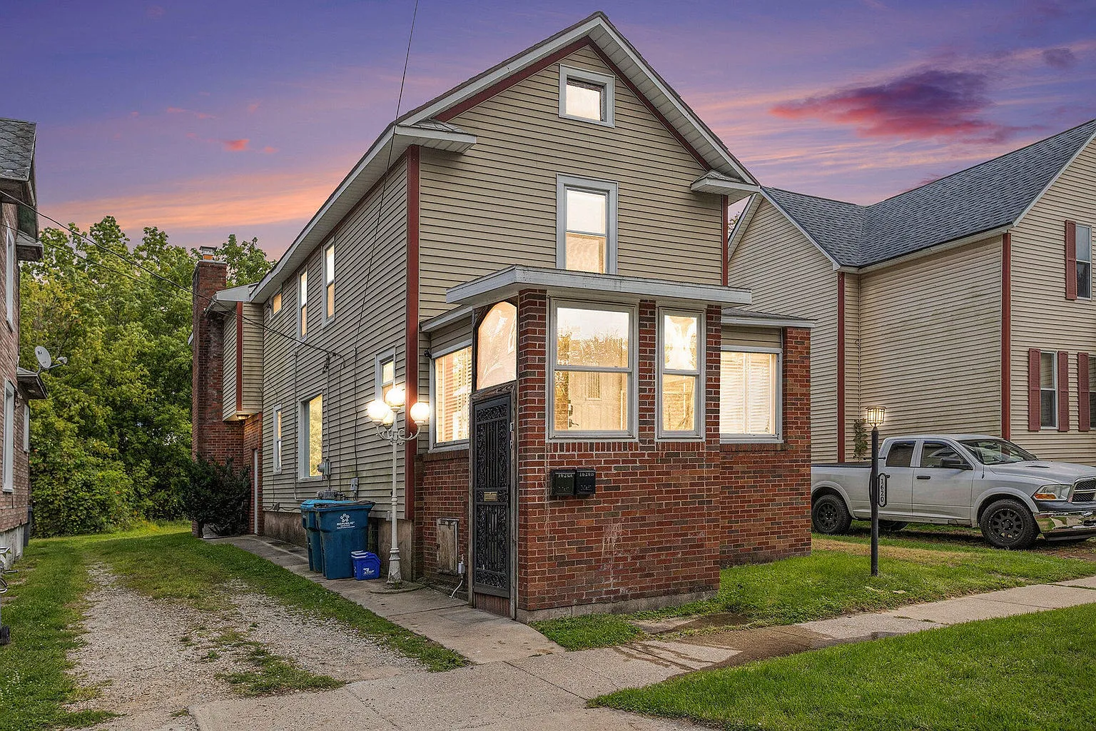 2 bed, 1.0 bath, 1220 sqft, $1,100 — Photo 1